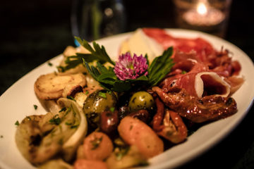 Tapasteller mit Seranoschinken, marinierten Oliven, Paprikawurst in Wein gekocht und vielem mehr